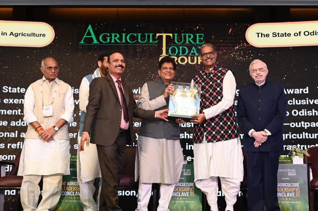 Deputy Chief Minister Shri Kanak Vardhan Singh Deo receiving the Best State Award for Agriculture on behalf of Odisha at the 16th Agriculture Leadership Conclave in New Delhi.