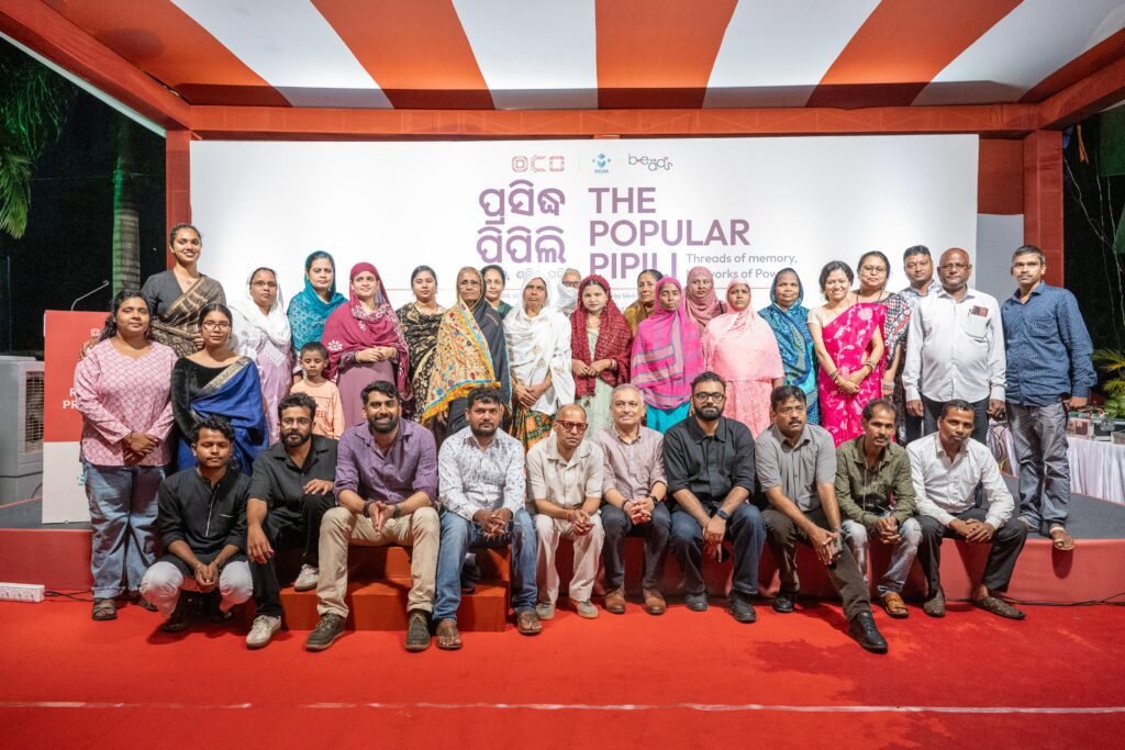 Artistans of Pipili with the members of OCO, researchers and organisers at the inauguaration of the exhibition